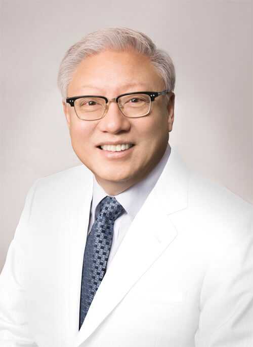 한태형 대표원장 진료 모습